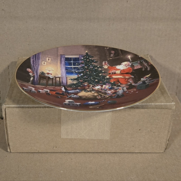 Hamilton Collection A Christmas Eve Visitor Plate - Picture 2 of 9